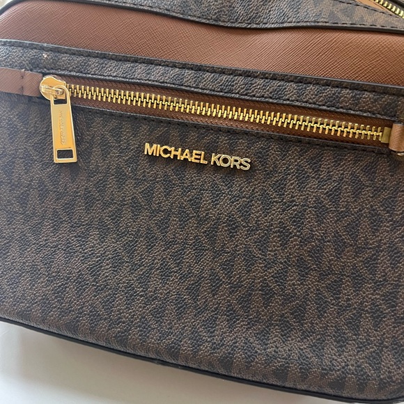 Michael Kors Brown Shoulder Bag with gold chain (removable) very good condition - Picture 10 of 14